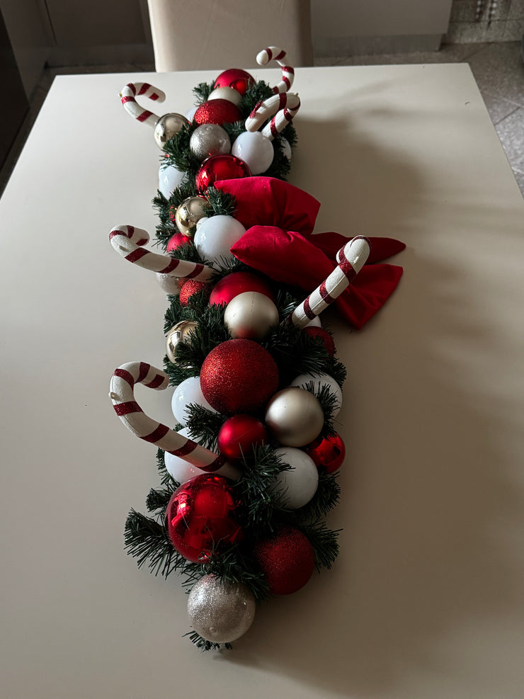 Tralcio centrotavola decorato con palline oro champagne, bianche e rosse