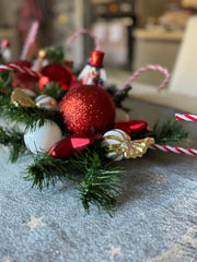 Tralcio centrotavola bianco e rosso con schiaccianoci e candycane