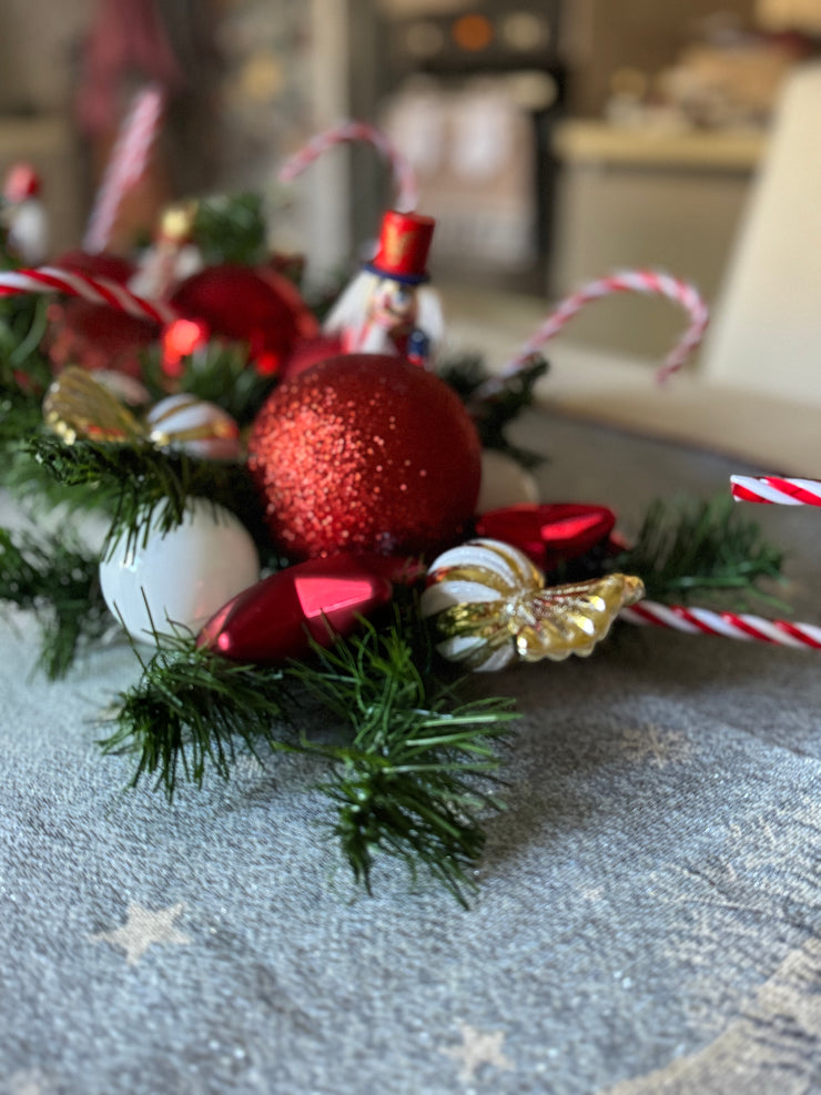 Tralcio centrotavola bianco e rosso con schiaccianoci e candycane