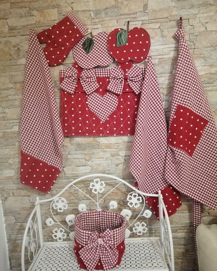 Set cucina rosso a cuoricini