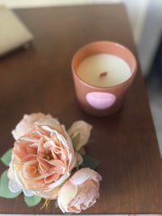 Candele decorate con fiori artificiali