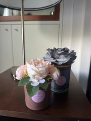 Candele decorate con fiori artificiali