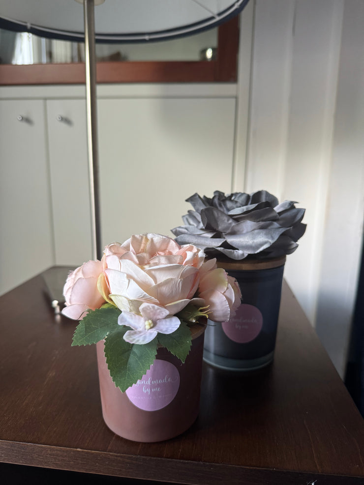 Candele decorate con fiori artificiali