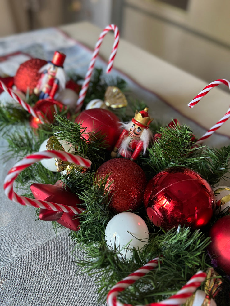 Tralcio centrotavola bianco e rosso con schiaccianoci e candycane