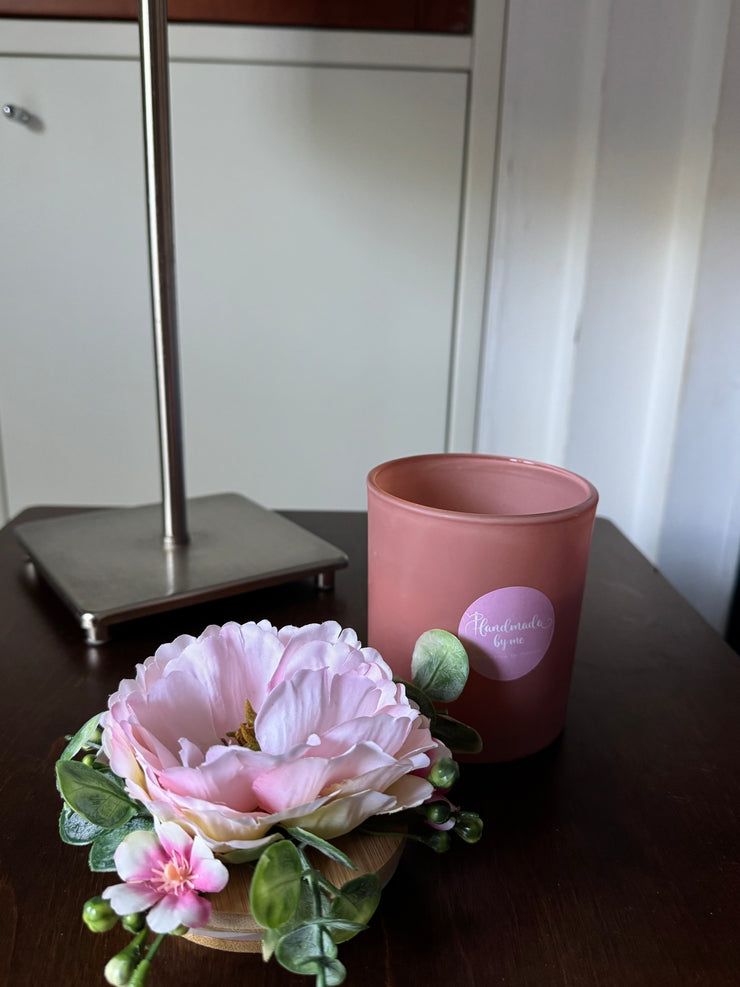 Candela decorata con fiori artificiali
