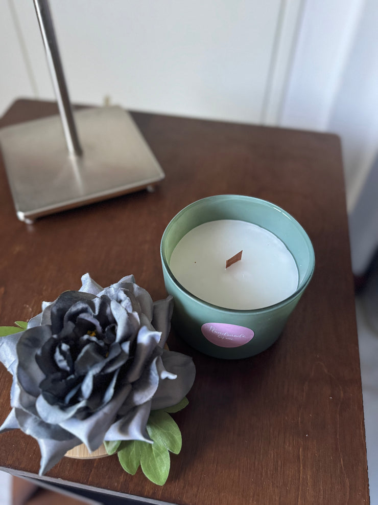 Candela decorata con fiori artificiali