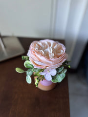 Candela decorata con fiori artificiali