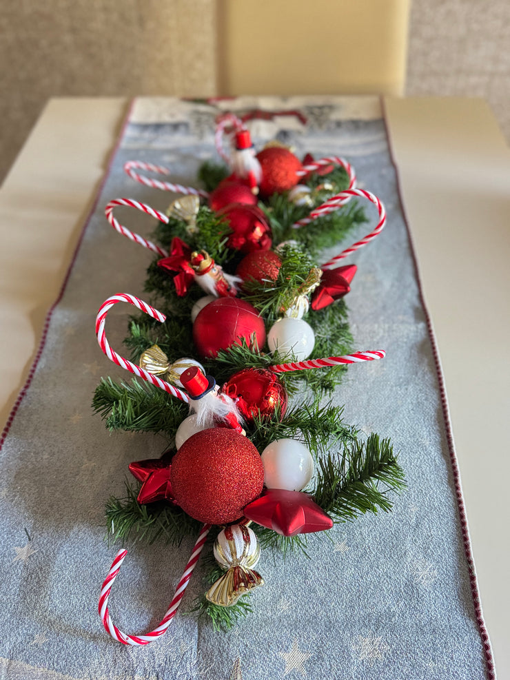 Tralcio centrotavola bianco e rosso con schiaccianoci e candycane