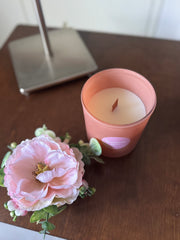 Candela decorata con fiori artificiali