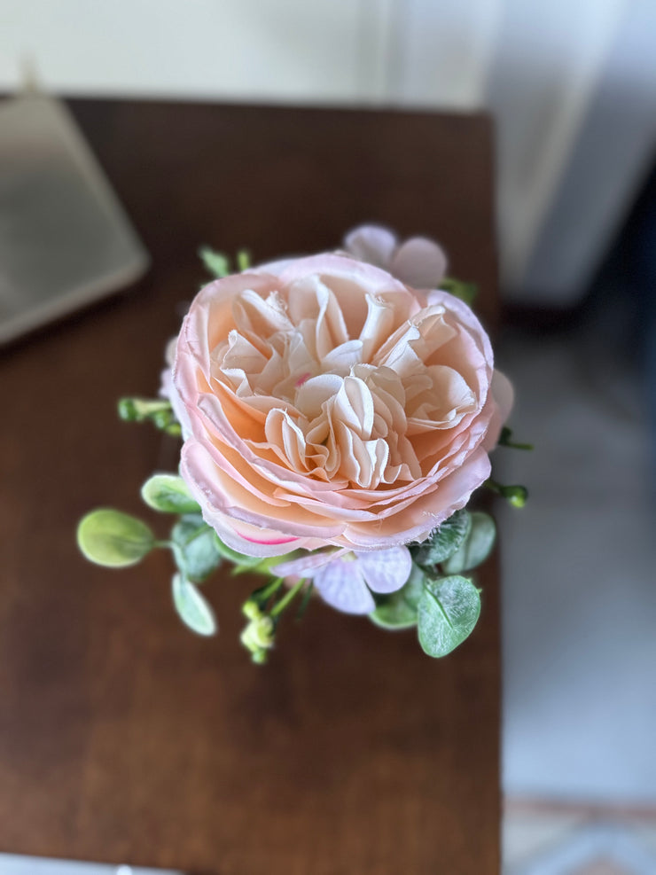Candela decorata con fiori artificiali