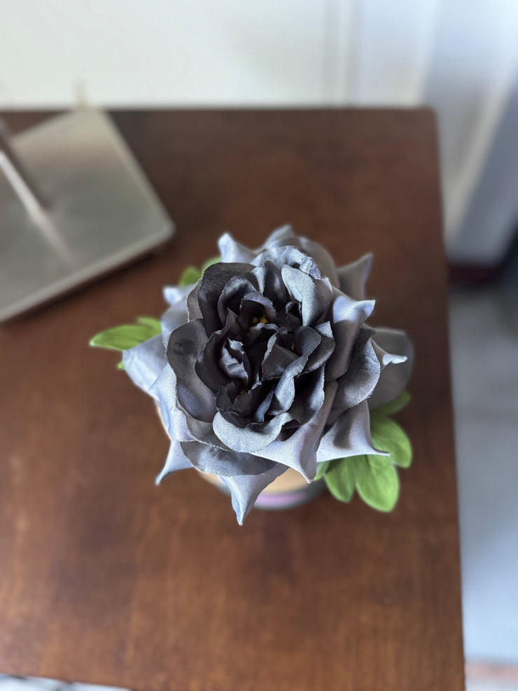Candela decorata con fiori artificiali