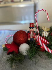Tralcio centrotavola bianco e rosso con schiaccianoci e candycane