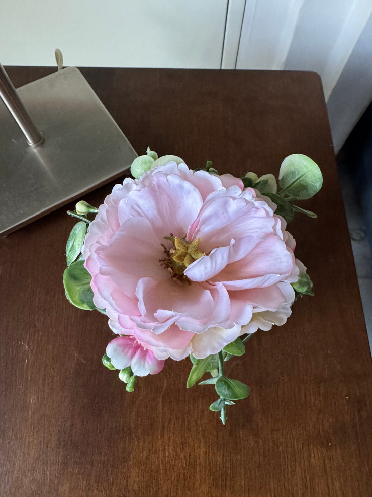 Candela decorata con fiori artificiali