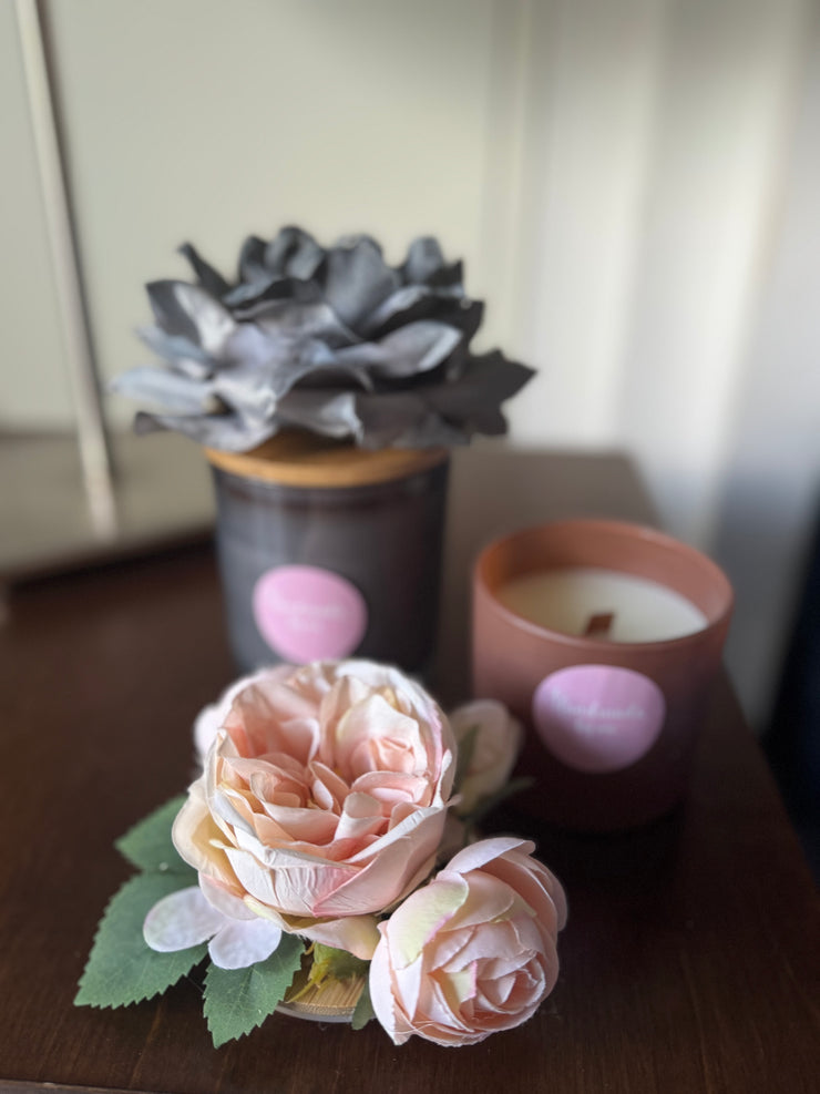 Candele decorate con fiori artificiali