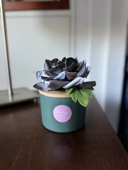Candela decorata con fiori artificiali
