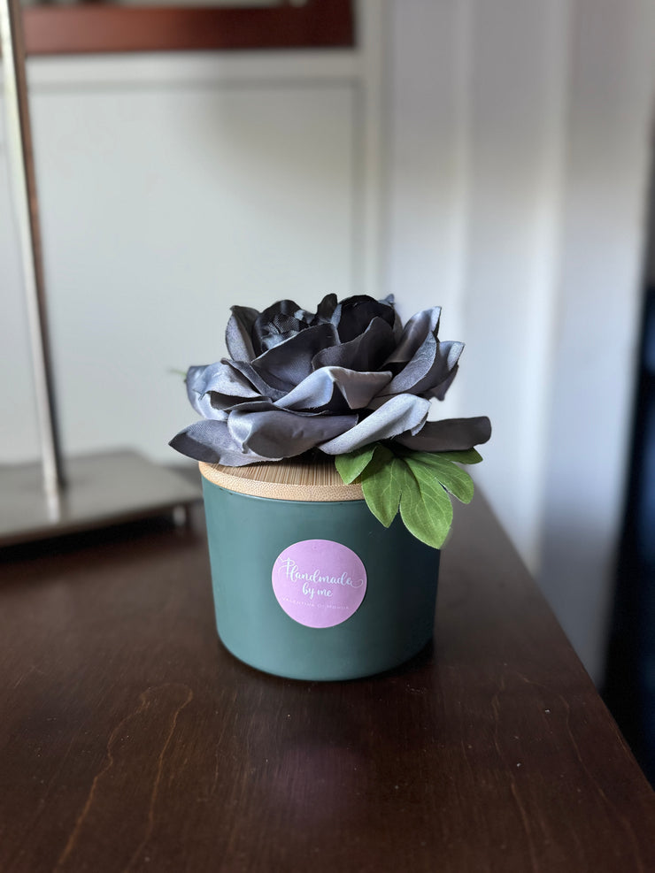 Candela decorata con fiori artificiali