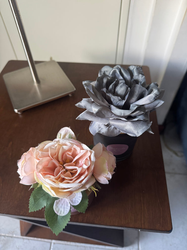 Candele decorate con fiori artificiali