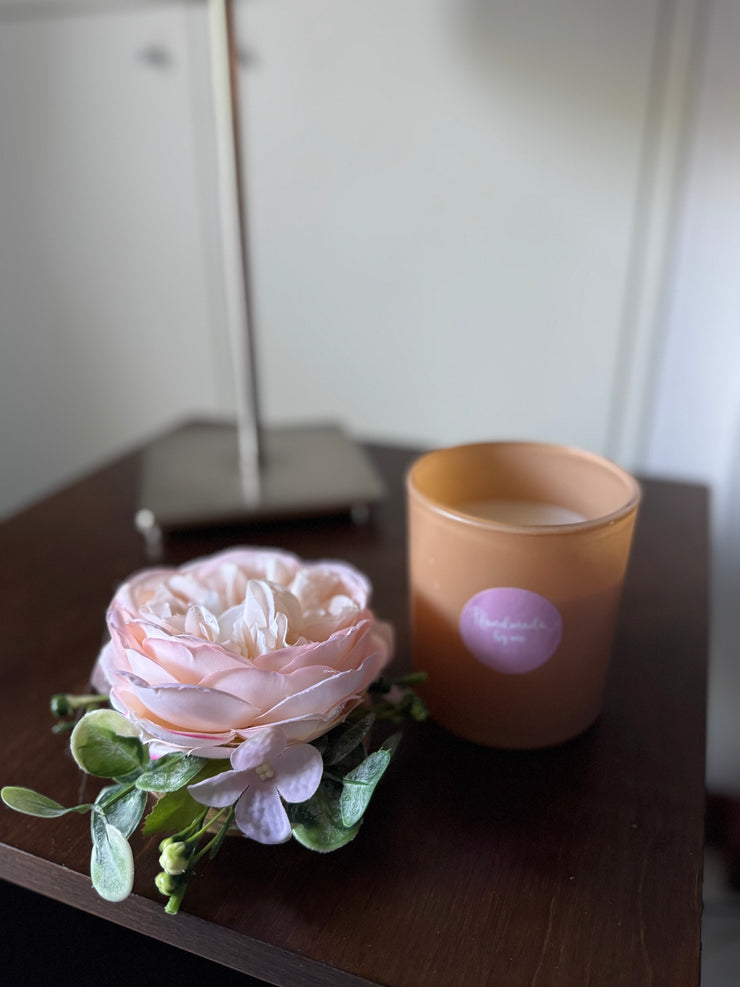 Candela decorata con fiori artificiali
