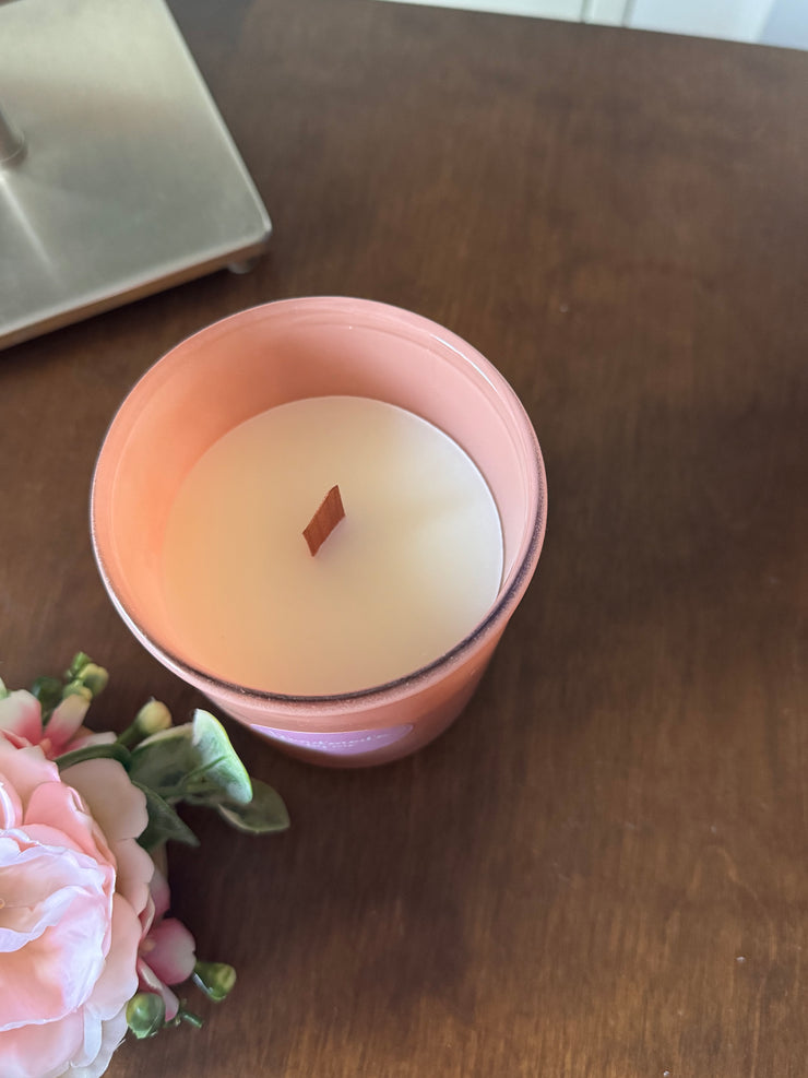 Candela decorata con fiori artificiali