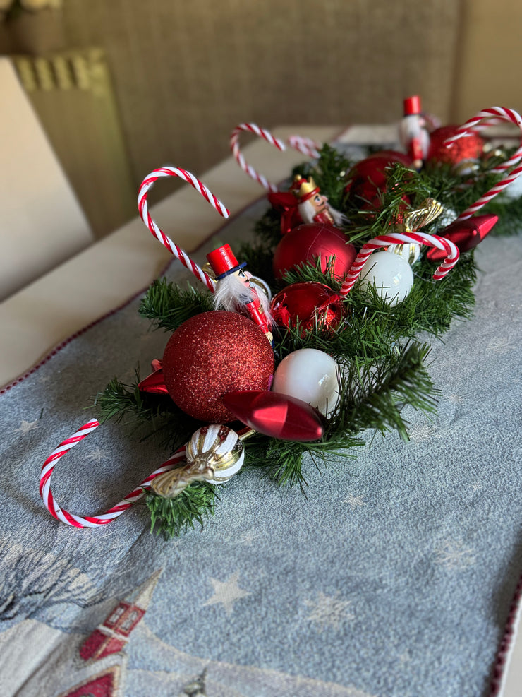 Tralcio centrotavola bianco e rosso con schiaccianoci e candycane
