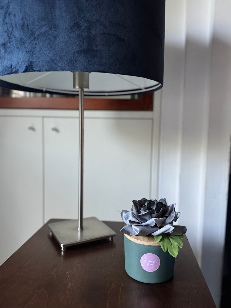 Candela decorata con fiori artificiali