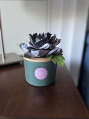 Candela decorata con fiori artificiali
