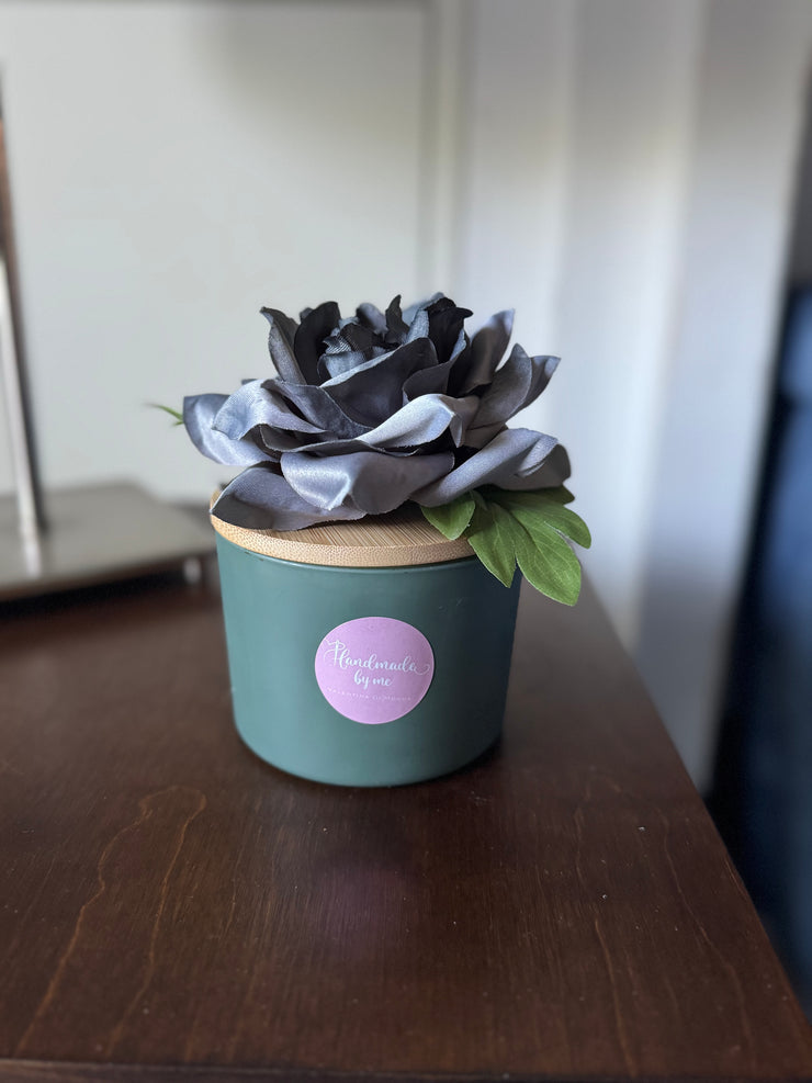 Candela decorata con fiori artificiali