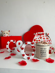 Coppia di iniziali decorate con cuori in legno