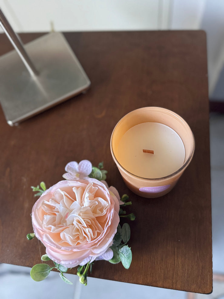 Candela decorata con fiori artificiali