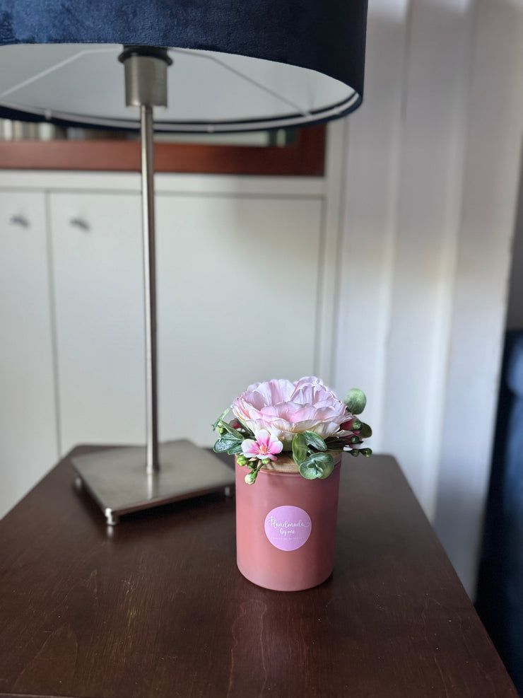 Candela decorata con fiori artificiali