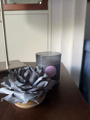 Candele decorate con fiori artificiali