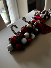 Tralcio centrotavola decorato con palline oro champagne, bianche e rosse