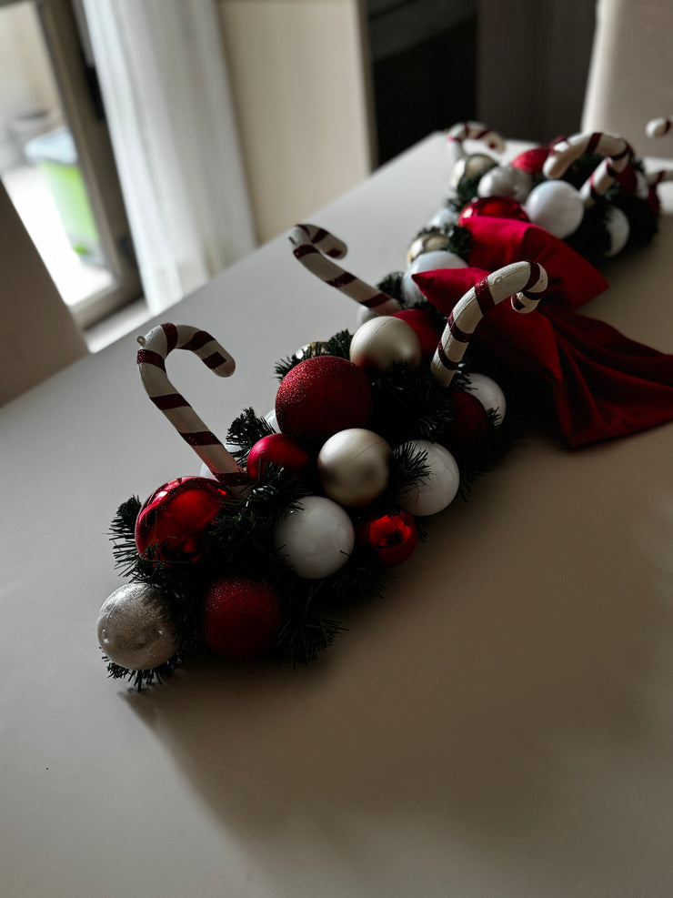 Tralcio centrotavola decorato con palline oro champagne, bianche e rosse