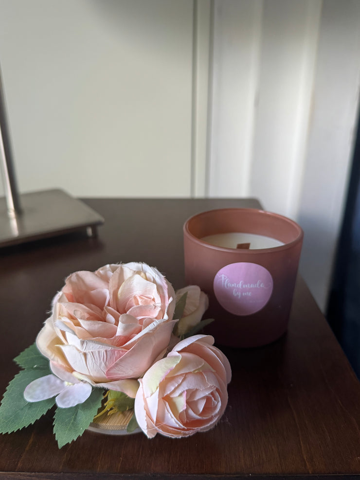 Candele decorate con fiori artificiali
