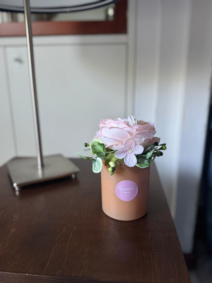 Candela decorata con fiori artificiali