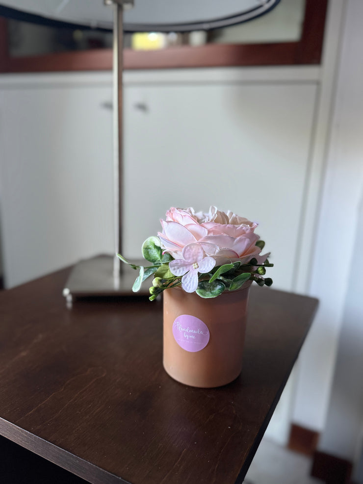 Candela decorata con fiori artificiali