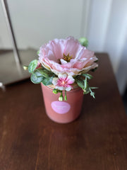 Candela decorata con fiori artificiali