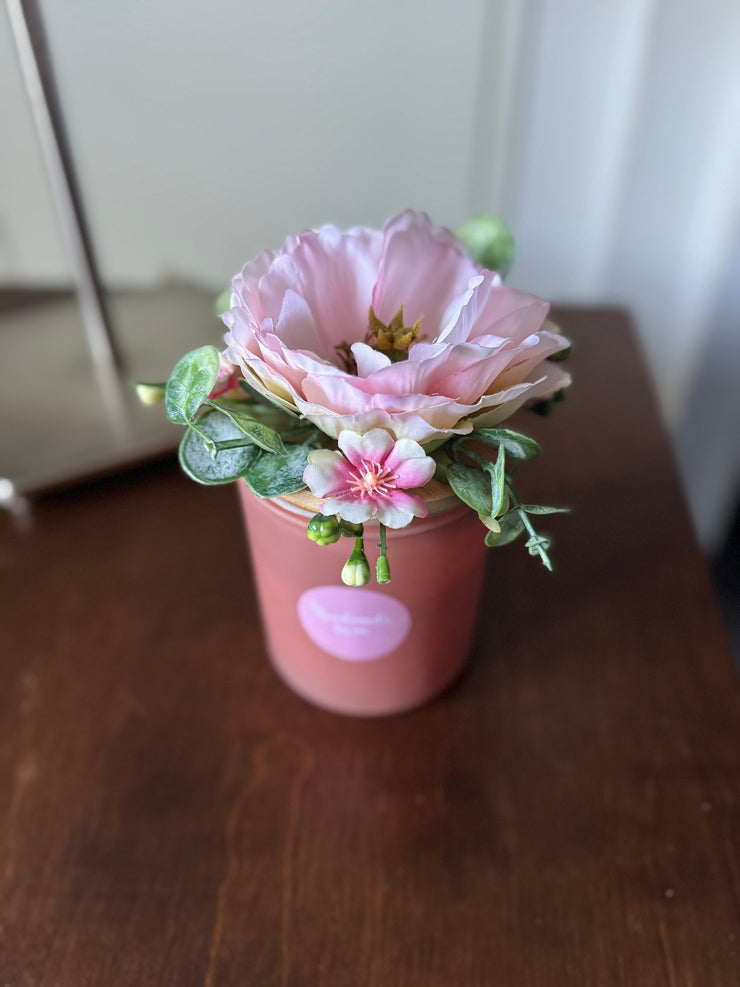 Candela decorata con fiori artificiali