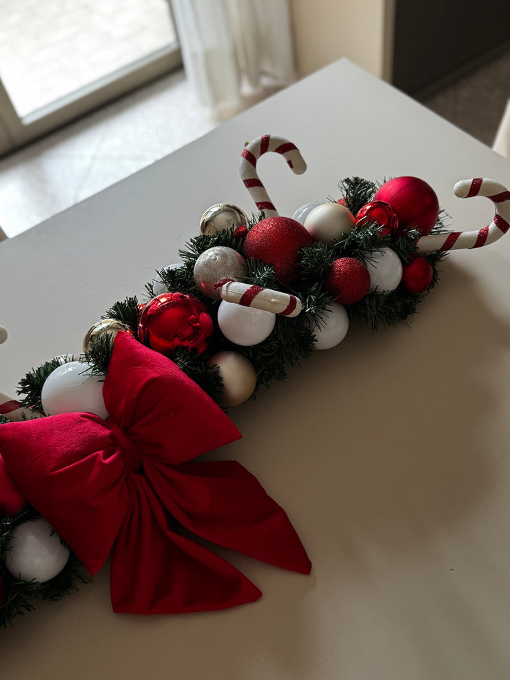Tralcio centrotavola decorato con palline oro champagne, bianche e rosse