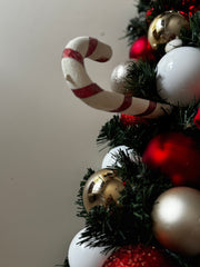 Tralcio centrotavola decorato con palline oro champagne, bianche e rosse