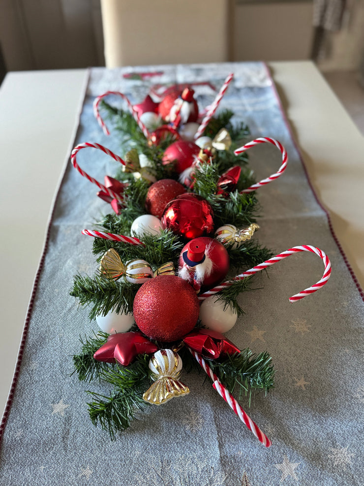 Tralcio centrotavola bianco e rosso con schiaccianoci e candycane