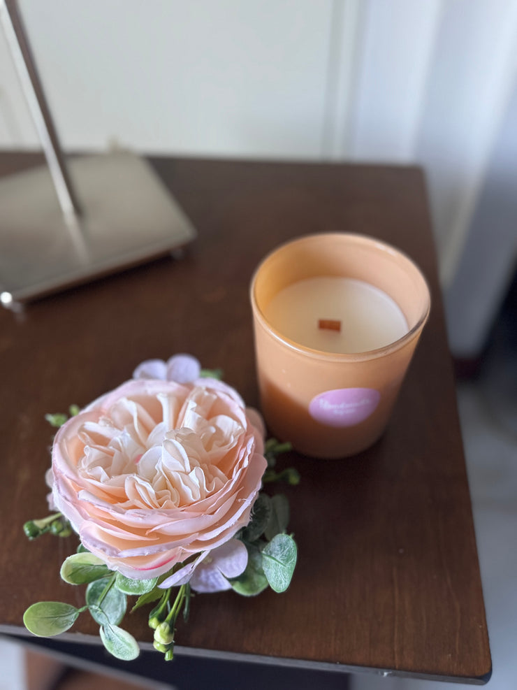Candela decorata con fiori artificiali
