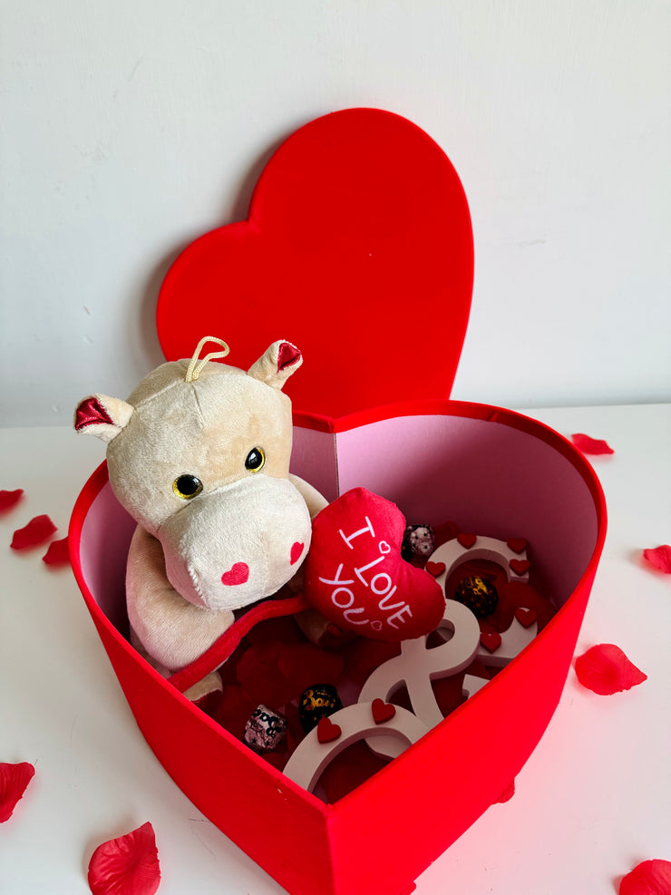 Coppia di iniziali decorate con cuori in legno