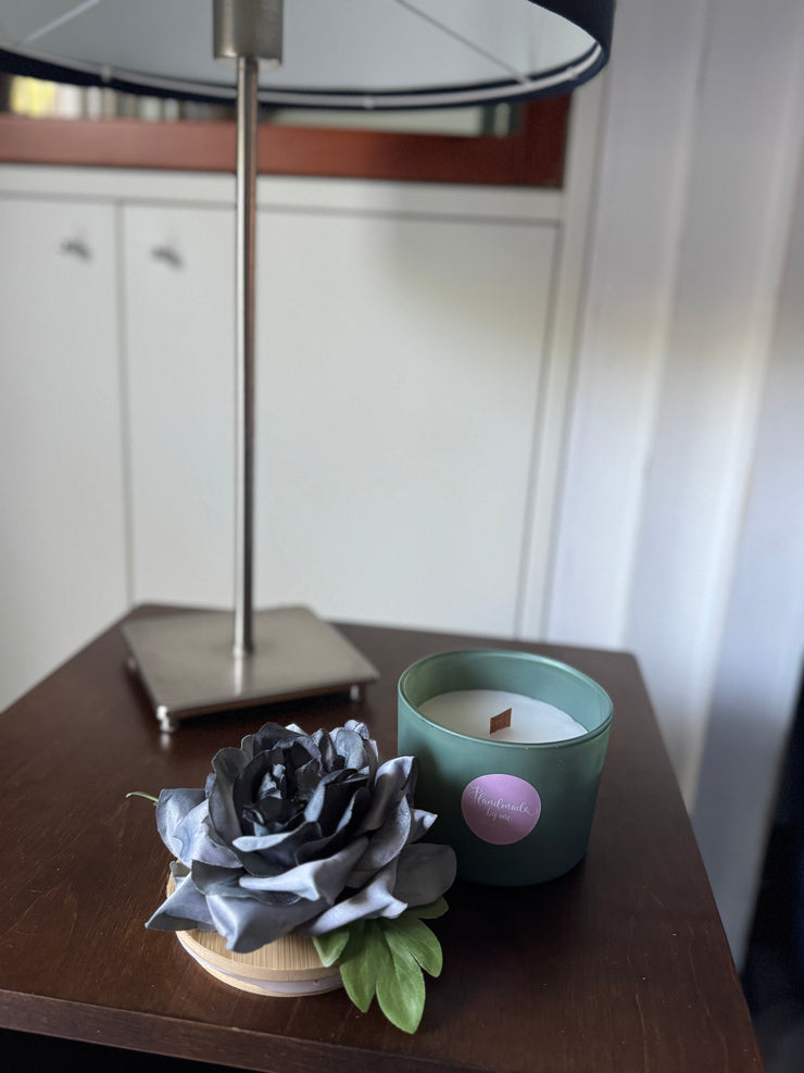 Candela decorata con fiori artificiali