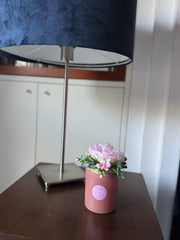 Candela decorata con fiori artificiali