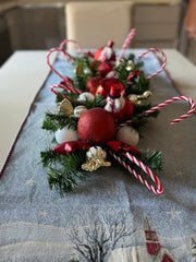 Tralcio centrotavola bianco e rosso con schiaccianoci e candycane