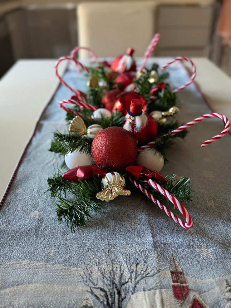 Tralcio centrotavola bianco e rosso con schiaccianoci e candycane