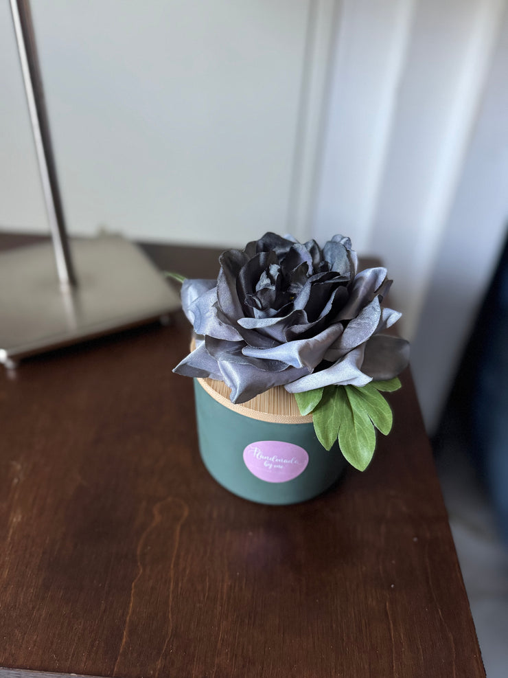 Candela decorata con fiori artificiali