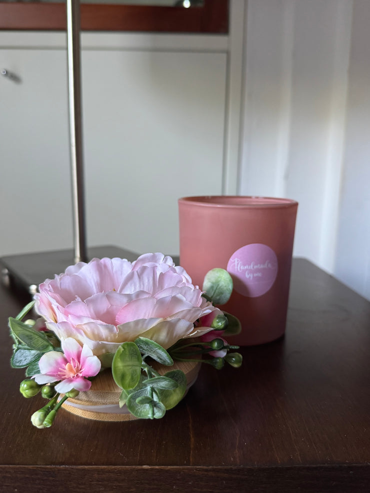Candela decorata con fiori artificiali