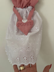 Bambolina porta buste rosa con gonna in Sangallo